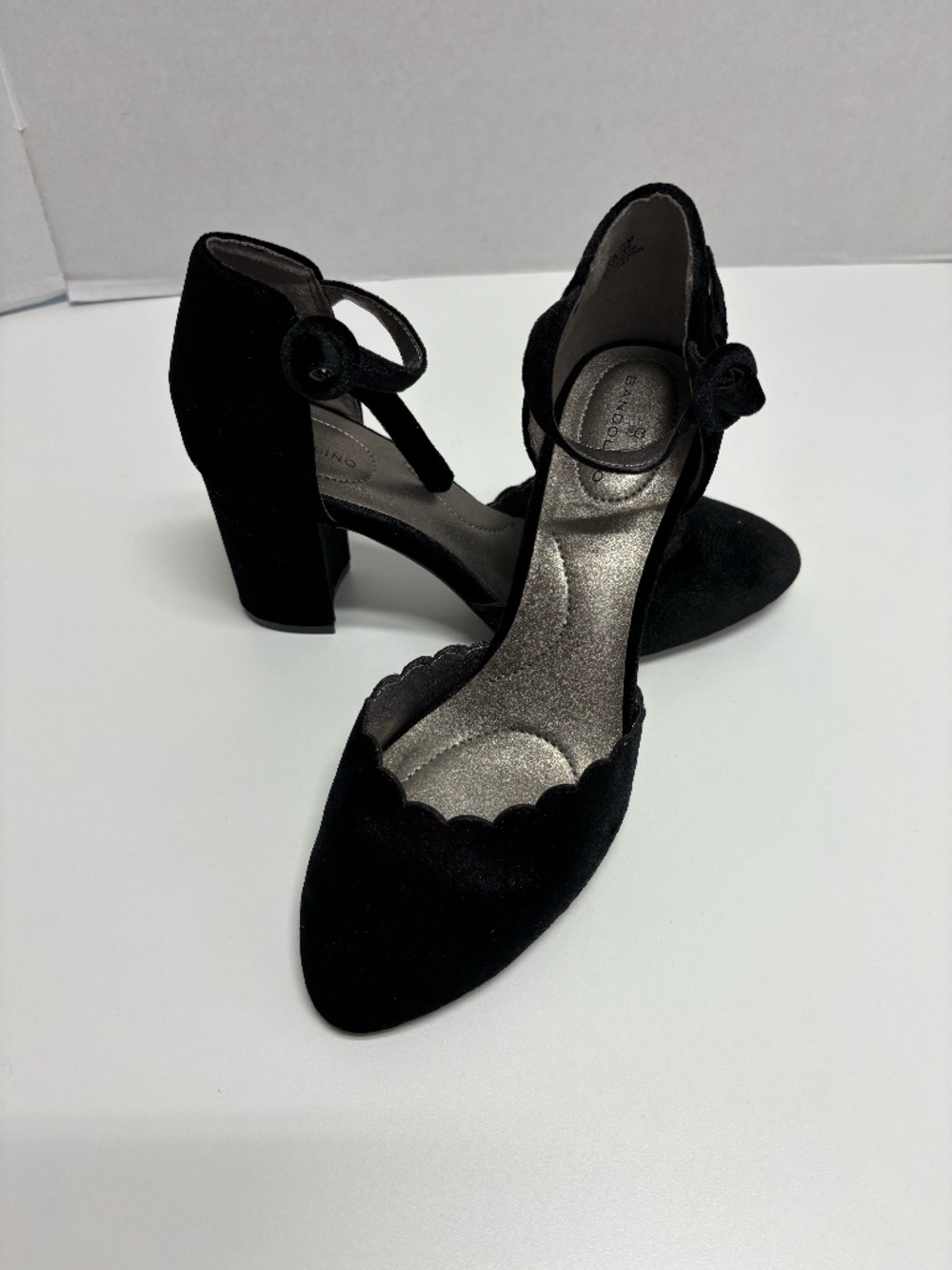 Bandolino Black Suede Scalloped Hells -‎ Size 7.5.